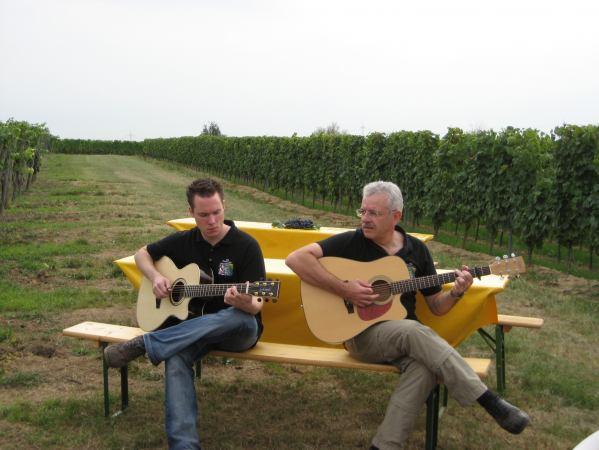 Jörg und Horst in den Weinbergen bei Wintersheim, am hiesigen Weinwandertag.